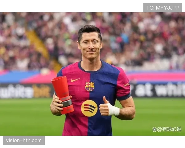 莱万多夫斯基展现领袖风范：巴萨更衣室核心，激励年轻球员成长