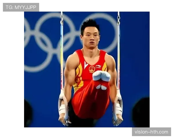 杨威街上穿运动短裤拎着名牌包，路人：这谁家的体育老师